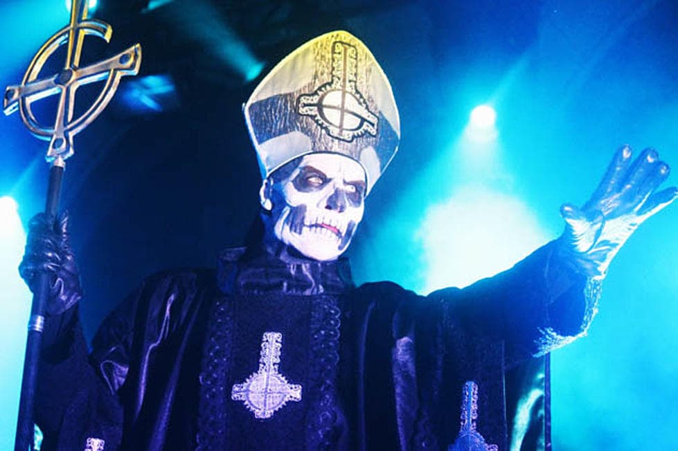 Papa Emeritus I en el escenario