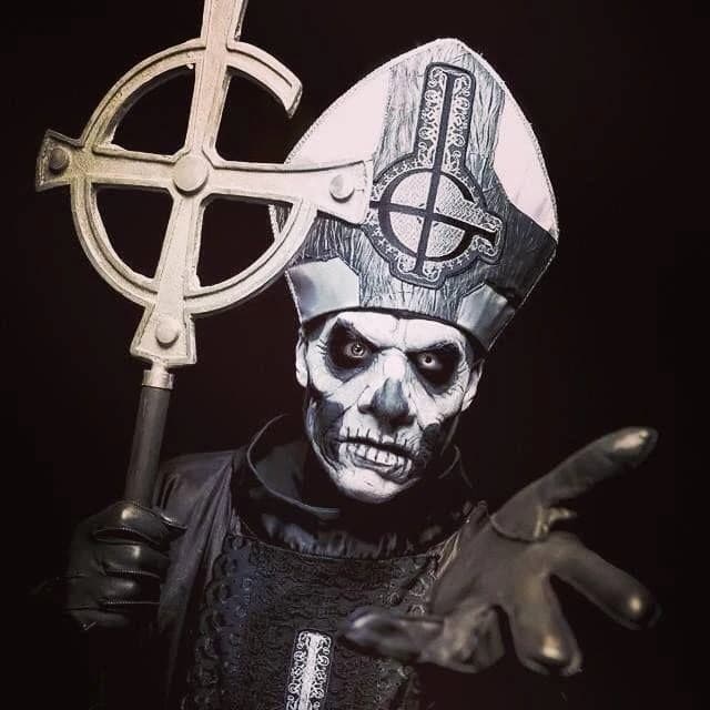 Papa Emeritus II sobre el escenario