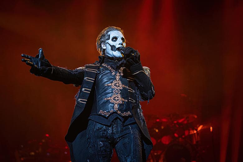 Papa Emeritus IV en el escenario