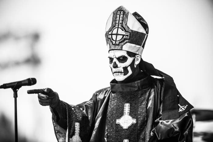 Papa Emeritus III sobre el escenario