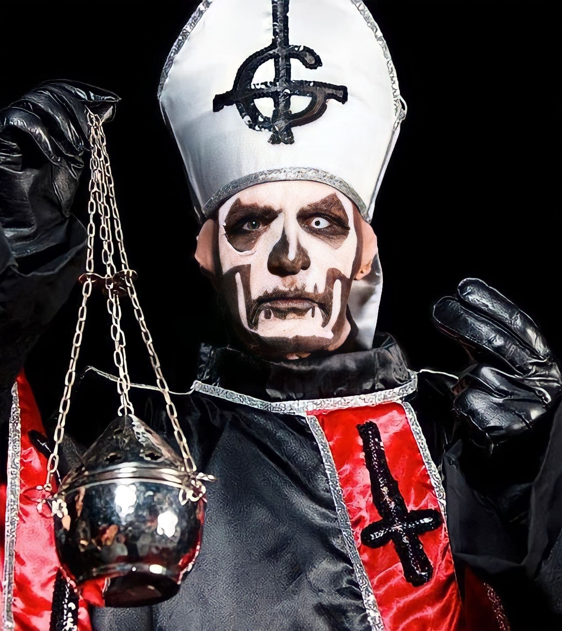 Papa Emeritus I sobre el escenario